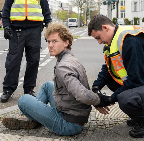 Letzte Generation Polizei Nimmt Bei Klimaprotesten In Berlin Mehr Als