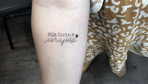 Seja forte e corajosa 40 opções de tatuagem a frase bíblica