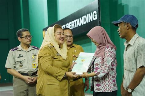 Senangnya Warga Gisikdono Semarang Terima Sertifikat Tanah PTSL Usai