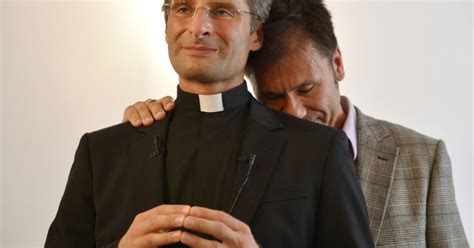 Après son coming out le prêtre gay accuse le pape de faire vivre un enfer aux homosexuels