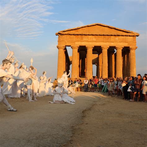 Dei E Satiri Nell Alba Della Valle Dei Templi Fanno Ritorno Le Visite