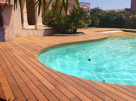 Terrasse de piscine en Ipé visserie cachée avec margelle intégrée