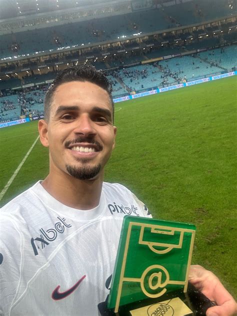 Lucas Ver Ssimo Eleito Craque Do Jogo E Quer Ficar No Corinthians