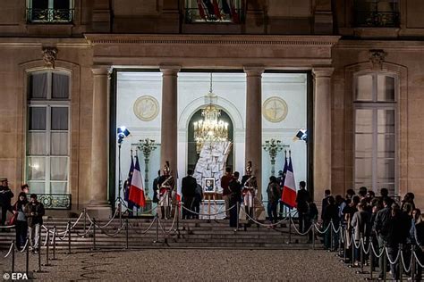 France Mourns Ex President Jacques Chirac With Eiffel Tower Switched