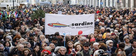 Pd Alle Comiche Finali Le Sardine Invadono Il Nazareno La