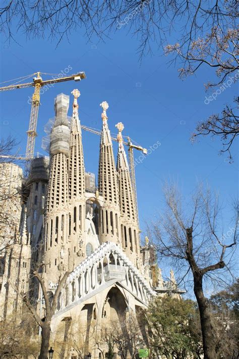 Vista Exterior De La Famosa Iglesia De La Sagrada Familia Situada En La