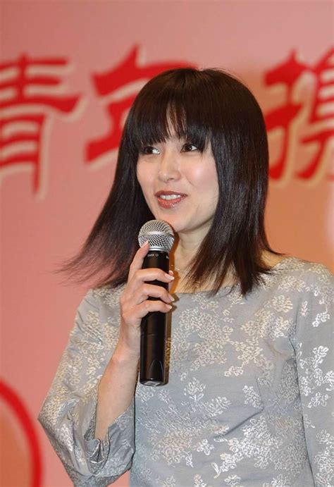 当年的日本女神酒井法子，剪了齐刘海穿灰色连衣裙亮相，不像50岁 知乎