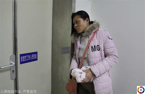 女儿患病后，妈妈每天跪地祷告，帮人按摩，洗刷自己的“过错”女儿跪地汪桂华新浪新闻