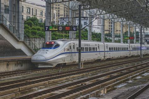 Descubre el increíble tren que rompe todos los récords de velocidad