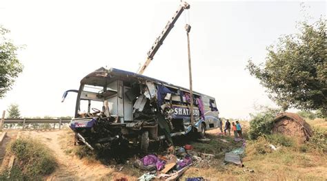 Delhi 4 Dead 13 Injured As Bus Rams Truck On Yamuna Expressway