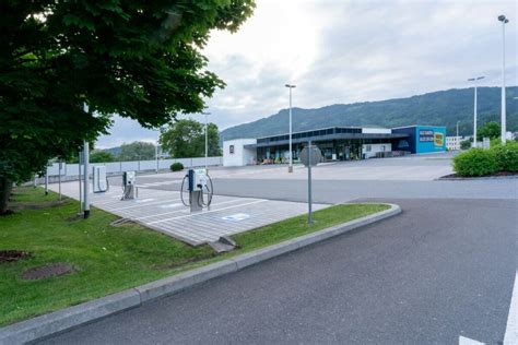 E Auto laden beim Supermarkt BEÖ Bundesverband Elektromobilität