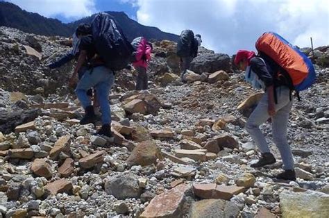 Ingin Mendaki Gunung Papandayan Baca Tips Ini Dulu National Geographic