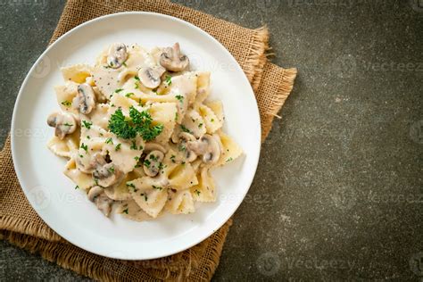 macarrão farfalle molho de creme de cogumelos branco 24783159 Foto