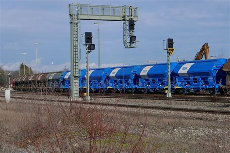 212 133 3 stellt mit einigen Rangierfahrten im Bahnhof Biberach Riß