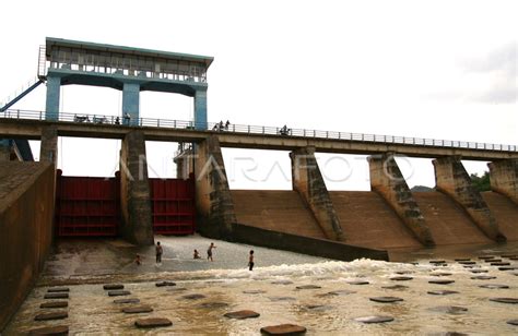 Pengendalian Banjir Antara Foto