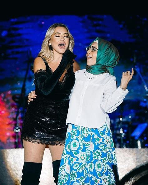 Hadise Nin Ba Rt L Hayran N Sahneye Kar P Beraber Ark S Yledi I