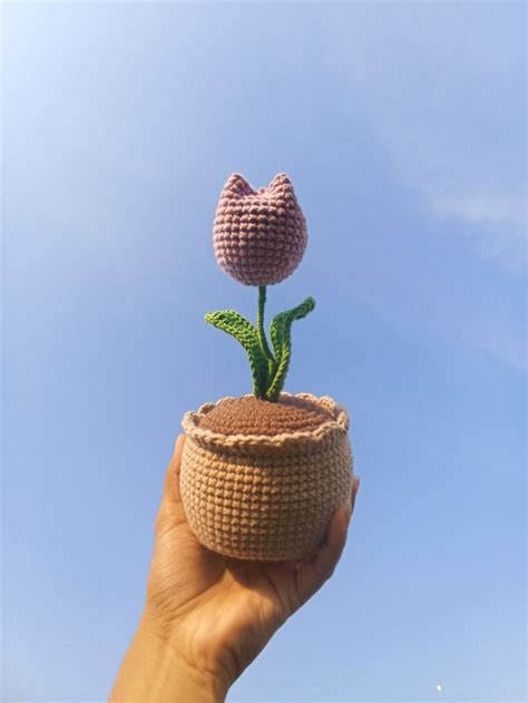 Maceta a crochet con tulipán Arreglos florales diy Flores hechas a