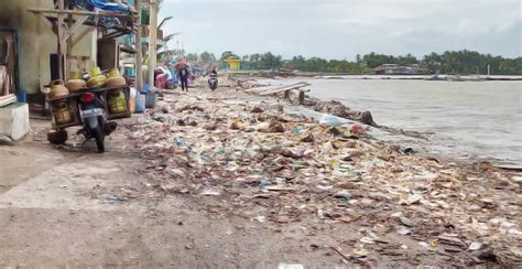 Tumpukan Sampah Dikeluhkan Warga Teluk Batako Radarbanten Co Id