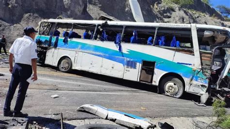 Choque De Autob S De Pasajeros Deja Muertos En Oaxaca De Cero A