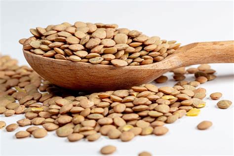 Raw Pardin Lentils In A Wooden Spoon Creative Commons Bilder