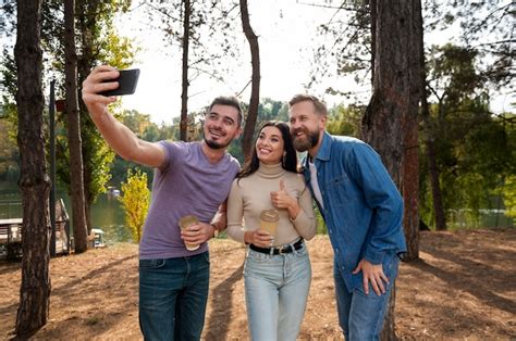 Amigos riendo y divirtiéndose Foto Premium