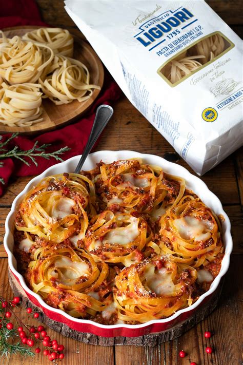 Nidi Di Fettuccine Al Forno Con Rag Profumo Di Cannella E Cioccolato