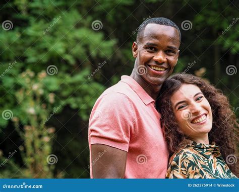 Feliz Pareja De Raza Mixta En Un Bosque Foto De Archivo Imagen De