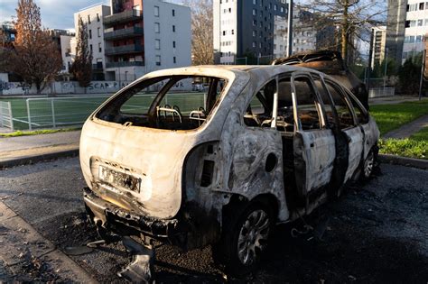 Homme poignardé voitures et mobilier incendiés feux dartifice