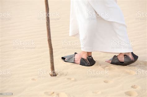 Yesus Kristus Berjalan Di Padang Gurun Pandangan Closeup Foto Stok Unduh Gambar Sekarang Istock