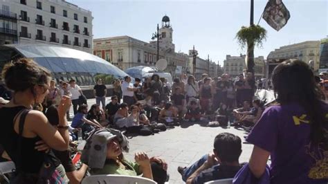 Centenares De J Venes Acampan En Sol Para Pedir Un Cambio Pol Tico Y Social