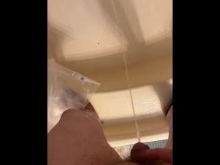 顺从的家伙拼命地在浴缸里撒尿松了一口气 Pornhub Gay