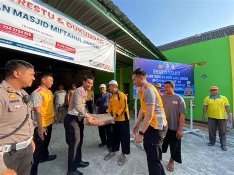 Peringati Hut Lantas Bhayangkara Ke Satlantas Karanganyar Bagikan