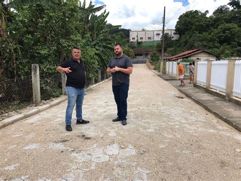 Obra de pavimentação da rua João Veneri no bairro Trinta Réis é