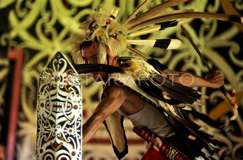 TARI PERANG DAYAK | ANTARA Foto