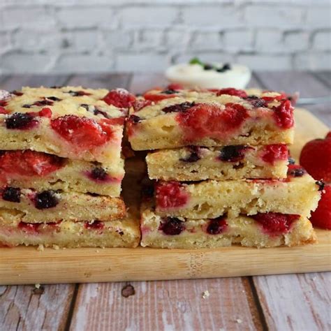 Sheet cake with yogurt and berries – quick recipe with sprinkles