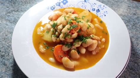 Potaje De Alubias Blancas En Caldo De Huesos Muy Rico Y Lleno De