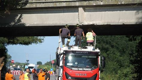 Ravenna Camion Gru Urta Il Ponte Sulla Classicana Pioggia Di