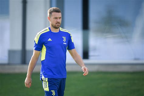 Download Juventus Fc Aaron Ramsey Sports Hd Wallpaper