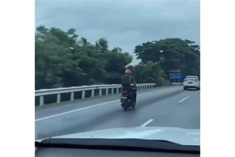 Bule Bawa Motor Masuk Tol Makassar Ikuti Google Maps