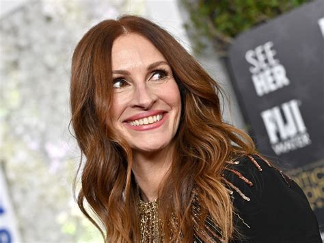 Julia Roberts Is Rocking Bangs In A Dramatic Hair Transformation