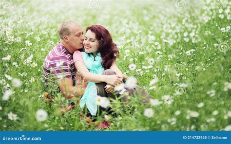 Couple Amoureux Homme Et Fille Dans Un Champ De Marguerites Blanches Et