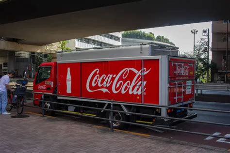 Tokio Japón 4 de noviembre de 2023 Camión de reparto de Coca Cola en