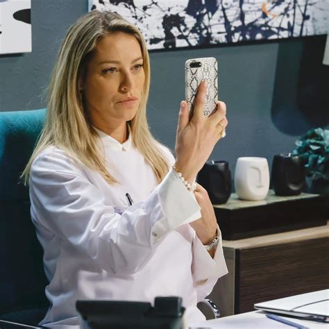 Luana Piovani Posa De Peruca E Lingerie De Oncinha Para Personagem