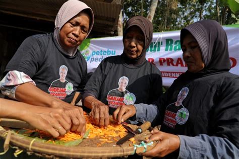 Petebu Ganjar Gotong Royong Bangun Fasilitas Umum Bareng Warga Di