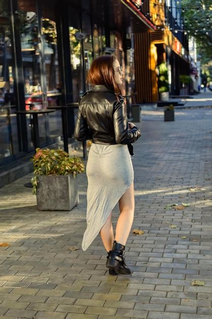 Mujer Caminando Por La Calle De La Ciudad Foto Premium