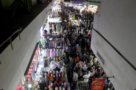 Menjelang Bulan Ramadhan Pasar Tanah Abang Ramai Pengunjung