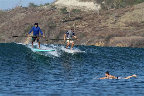 Practicar Surf Las Ondas Imagen Editorial Imagen De Aventura 32830700