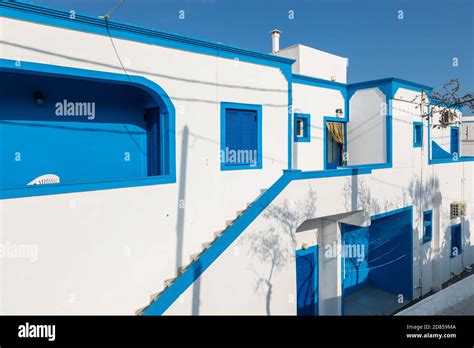 Arquitectura típica griega Edificios blancos y azules en el