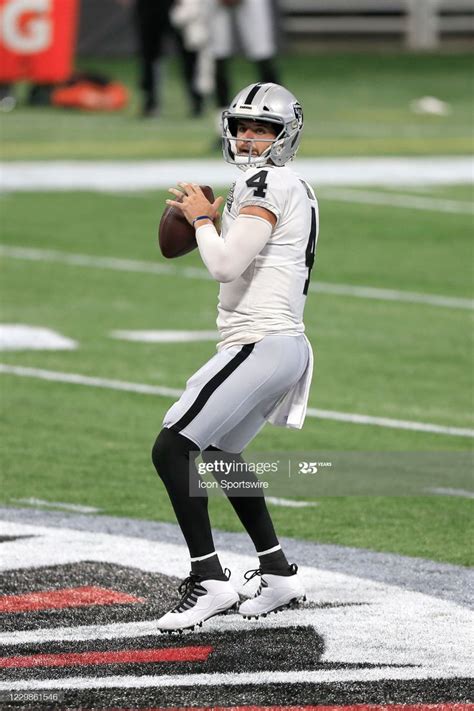 News Photo : Quarterback Derek Carr of the Las Vegas Raiders... Derek ...