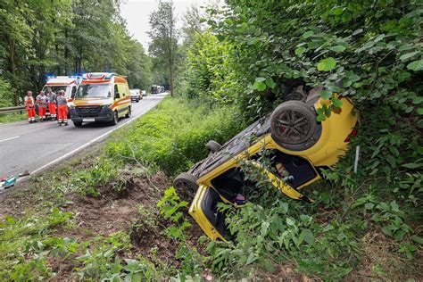 Auto überschlägt sich Schutzengel bei schwerem Unfall auf B 175 bei